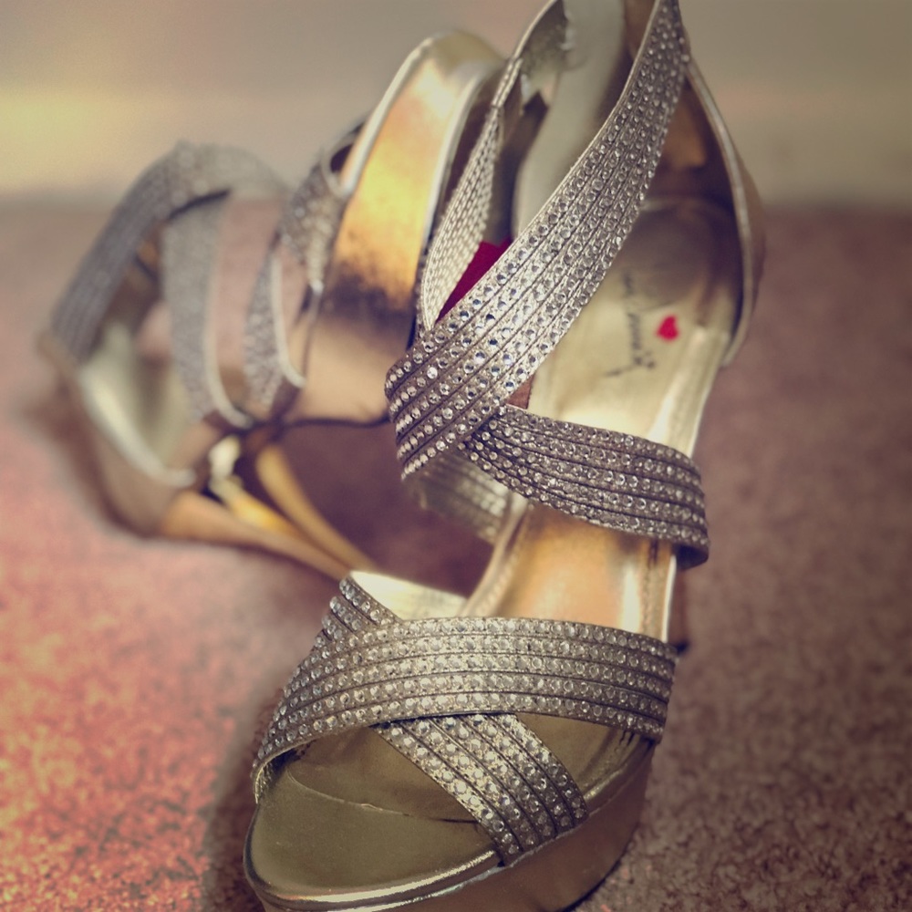 Sexy, zigzag rhinestones high heels